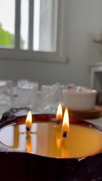 Aromatic Candle with Multiple Flames Creating Cozy Atmosphere - Vela arom&aacute;tica com m&uacute;ltiplas chamas criando ambiente aconchegante