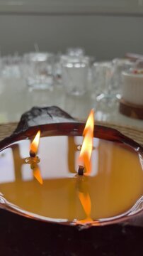 Aromatic Candle with Multiple Flames Creating Cozy Atmosphere - Vela arom&aacute;tica com m&uacute;ltiplas chamas criando ambiente aconchegante