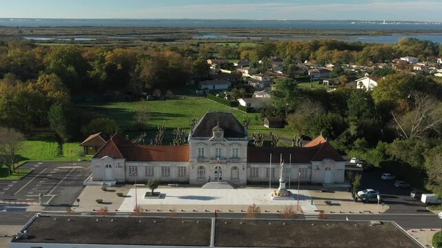 Mairie de Lanton, Bassin d'Arcachon, France, Gironde, Nouvelle-Aquitaine, arri&egrave;re plan Bassin d'Arcachon &agrave; mar&eacute;e basse