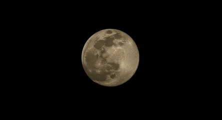 Obraz premium Sharp capture of moon surface features in full moon glow
