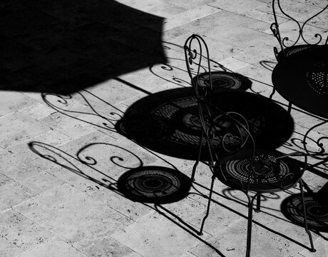 Ombres et lumi&egrave;re  d'&eacute;t&eacute;  , table et chaise de jardin .