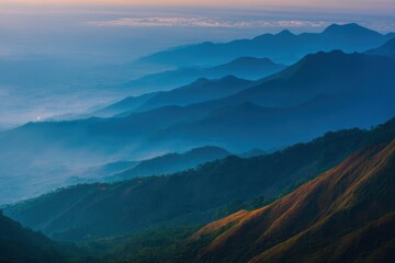 Fototapeta premium 早朝、青い空の下に山々がそびえ立つ