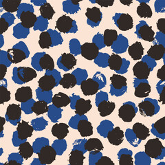 Obraz premium A bold seamless vector pattern of abstract organic spots in dark brown and cobalt blue on a warm cream background 