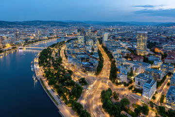 Obraz premium Aerial view of a vibrant city at dusk