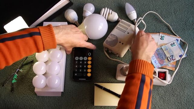 Precio de la luz, pobreza energ&eacute;tica y gasto en electricidad con calculadora y dinero por subida el&eacute;ctrica en guerra con bombilla y led