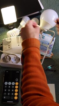 Subida precio factura de la luz y gasto en electricidad e impuestos con dinero, calculadora y bombilla el&eacute;ctrica