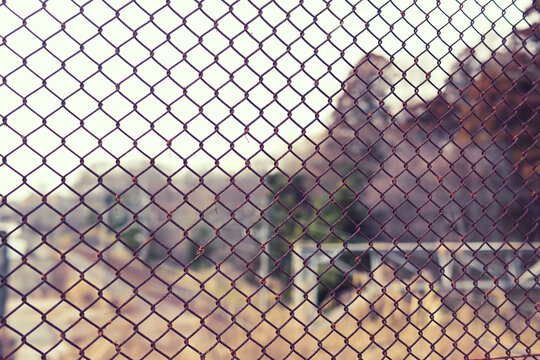 錆びた金網フェンス