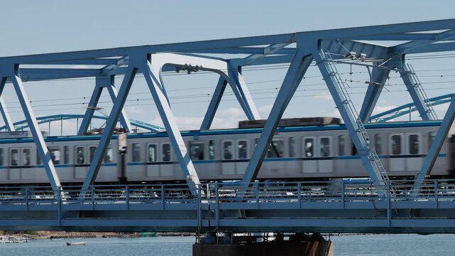 晴天の中、鉄橋を渡る列車