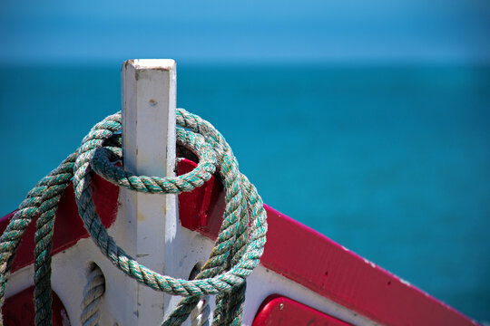 Traditionelles, Fischerboot mit Seil. Detailaufnahme mit blauem Meer im Hintergrund. Yport, Seine-Maritime in der Normandie, Frankreich