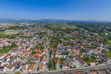 Fototapeta premium Die niederbayerische Stadt Plattling an der Isar im Kreis Deggendorf aus der Vogelperspektive