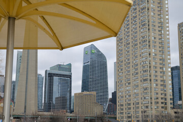 Naklejka premium defocused metal beach umbrella at HTO Park and view of TD Terrace, office buildings, and Continental hotel, Toronto