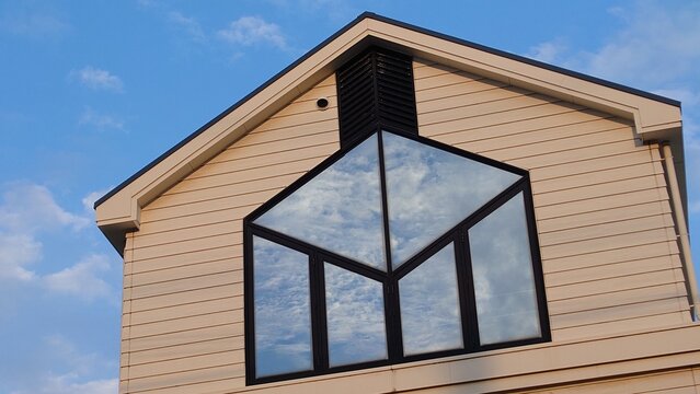 ダンな一戸建て住宅の吹き抜けと窓のアップ