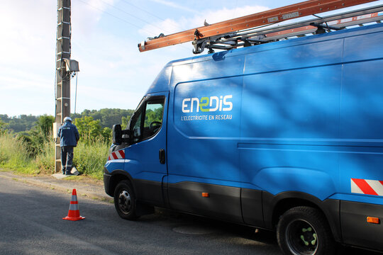 Technicien et camion Enedis qui r&eacute;pare un r&eacute;seau fibre ou &eacute;lectrique