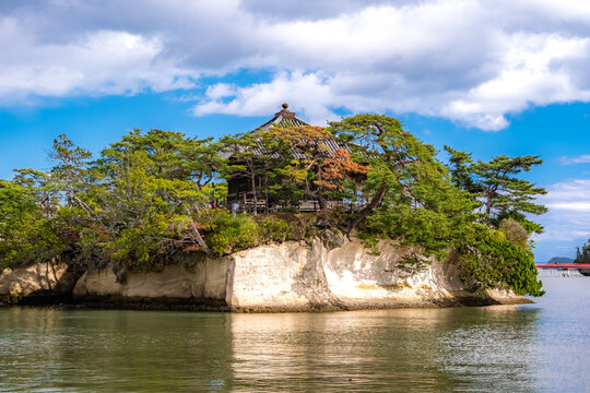 宮城県松島町 秋晴れの空と松島湾に浮かぶ日本三景のシンボル・五大堂