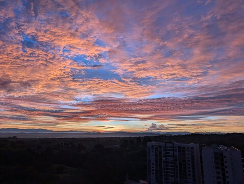 Cielos azules y rojizos
