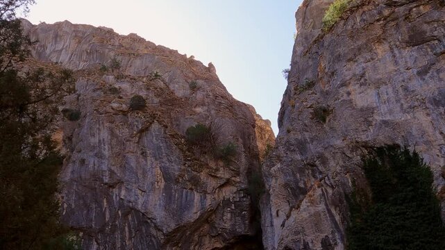 Pasarelas met&aacute;licas del desfiladero de Desfiladero de La Yecla, un espectacular ca&ntilde;&oacute;n natural rodeado de altas paredes rocosas. La escena muestra el recorrido a trav&eacute;s de estrechos pasillos suspendido