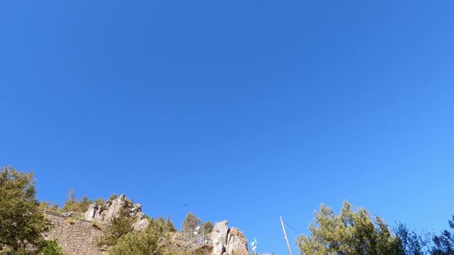 Pasarelas met&aacute;licas del desfiladero de Desfiladero de La Yecla, un espectacular ca&ntilde;&oacute;n natural rodeado de altas paredes rocosas. La escena muestra el recorrido a trav&eacute;s de estrechos pasillos suspendido