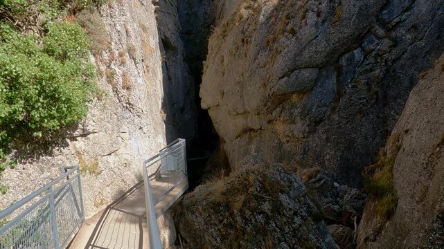 Pasarelas met&aacute;licas del desfiladero de Desfiladero de La Yecla, un espectacular ca&ntilde;&oacute;n natural rodeado de altas paredes rocosas. La escena muestra el recorrido a trav&eacute;s de estrechos pasillos suspendido