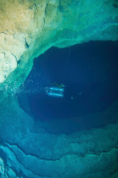 Cave Diving in Hole in the Wall Spring, Merrit's Millpond, Jackson County, Florida	
