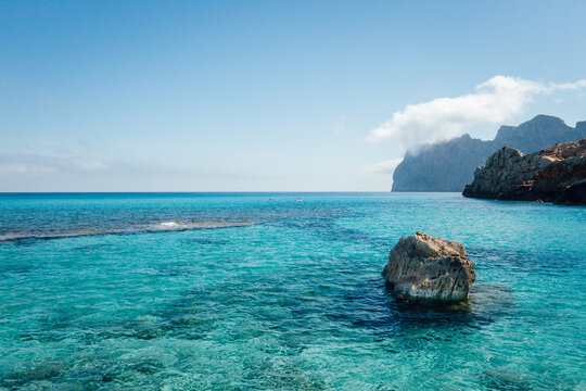 Paysage d'une baie de la mer m&eacute;diterran&eacute;e aux Bal&eacute;ares. Mer &agrave; Majorque. Vacances &agrave; la mer turquoise.