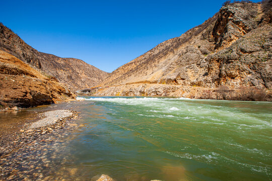 The Peri Suyu stream in Tunceli flows through the Peri Suyu Valley, from which it takes its name, and empties into the Keban Dam.