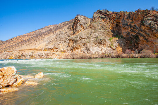 The Peri Suyu stream in Tunceli flows through the Peri Suyu Valley, from which it takes its name, and empties into the Keban Dam.