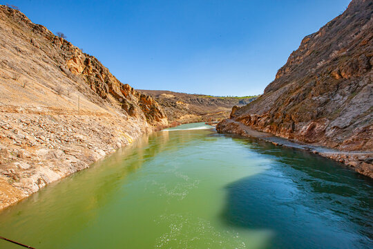 The Peri Suyu stream in Tunceli flows through the Peri Suyu Valley, from which it takes its name, and empties into the Keban Dam.