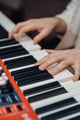 Obraz premium Hands playing keys on a keyboard in a music setting during a practice session or performance