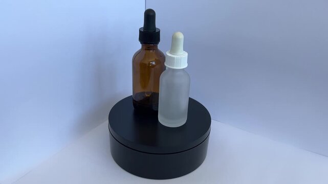 Frascos con gotero uno &aacute;mbar y otro blanco girando 360