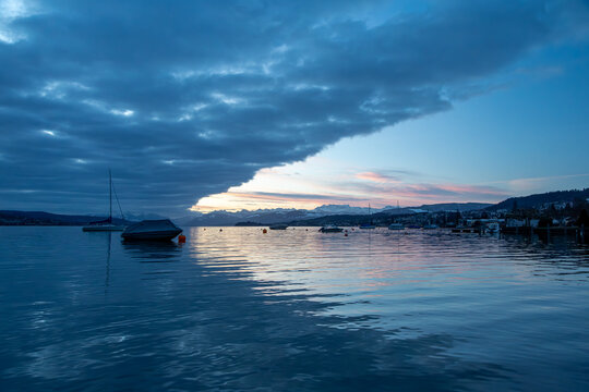 Sonnenaufgang in Oberrieden mit rosaroten Wolken, Z&uuml;richsee, Kanton Z&uuml;rich, Schweiz
