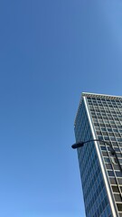 Obraz premium Modern skyscraper against a blue sky