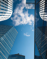 Szklane wieżowce miasta © Krystian