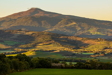 Obraz premium Tuscan hills rolling under golden light, La Foce, Italy.