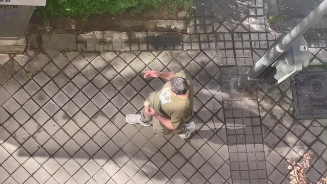 Hombre con helado refrescante en verano para el calor