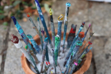 Pot d’artiste débordant de pinceaux colorés © Joachim Martin
