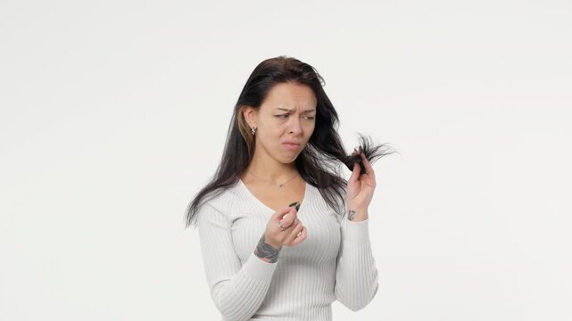 Young woman in an isolated space with problematic dry hair white background