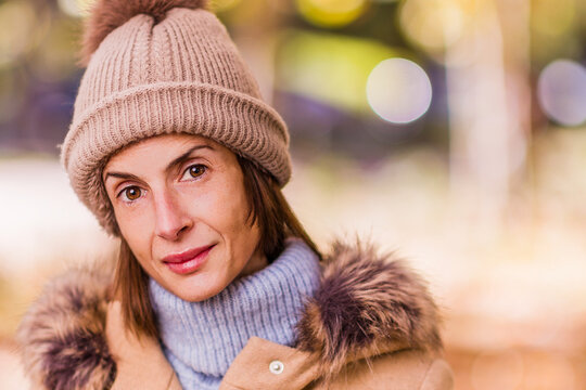 Woman wearing winter hat posing park outdoors