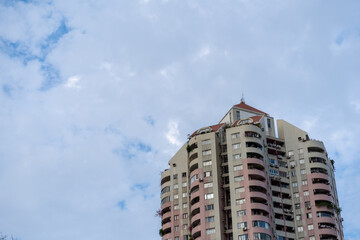 Fototapeta premium Tall residential building under cloudy sky