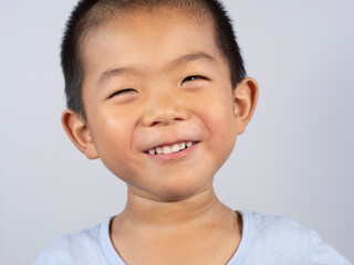 Naklejka premium Chinese children smile happily indoors.