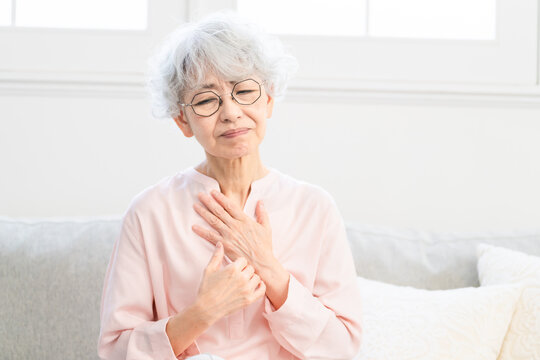 食道炎を発症しているシニア女性