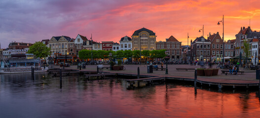 Naklejka premium Leiden Beestenmarkt canal reflecting stunning sunset colors in the Netherlands.
