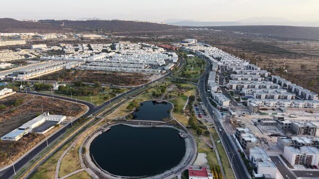 Vista a&eacute;rea de condominios horizontales, &aacute;reas comunes, lago, parques, juegos infantiles