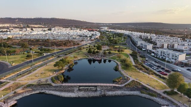 Vista a&eacute;rea de condominios horizontales, &aacute;reas comunes, lago, parques, juegos infantiles
