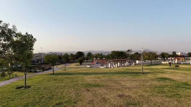 Vista a&eacute;rea de condominios horizontales, &aacute;reas comunes, lago, parques, juegos infantiles