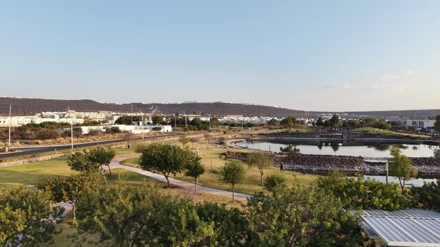 Vista a&eacute;rea de condominios horizontales, &aacute;reas comunes, lago, parques, juegos infantiles