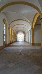 Fototapeta premium Belle perspective architecturale à l'intérieur d'une abbaye bourguignonne