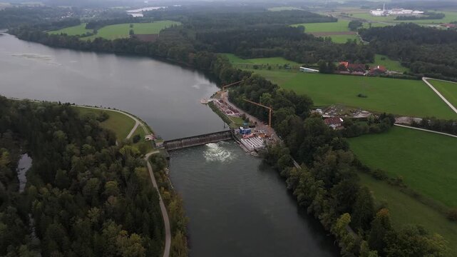 Drohnen-Luftbild von Landsberg am Lech. Lechstaustufe 15 saniert mit Fischtreppen und nachhaltigem Flussmanagement. Herbstwald und Ufer aus der Luft