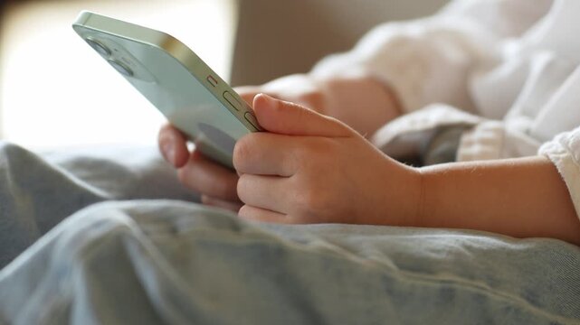 スマートフォンを使う女の子の手元