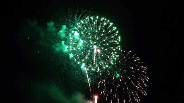 夜空に咲く色鮮やかな打ち上げ花火（夏祭り・花火大会・広告・プロモーション）