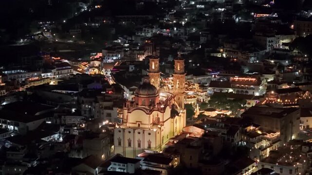 Telephoto bird's-eye view of the Santa Prisca temple in the center, interconnected with the cobblestone streets and colonial architecture in Taxco, Guerrero, Mexico